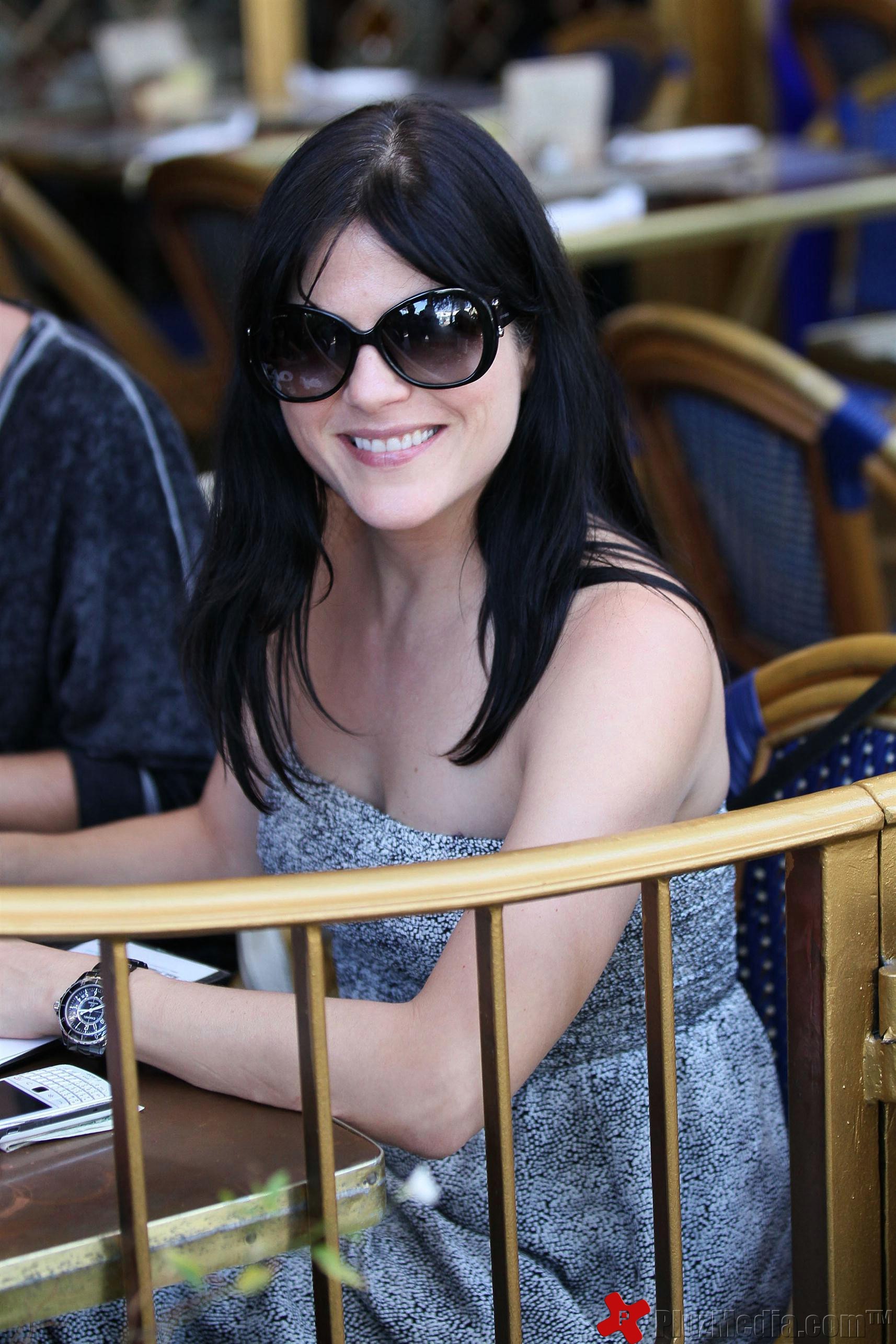 Selma Blair out to lunch with friends at The Little Door restaurant | Picture 89616